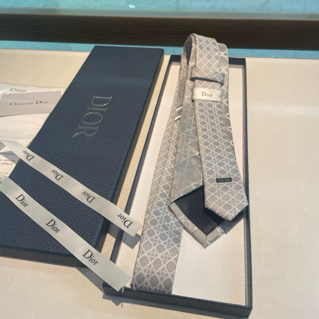 特价👏👏Dior家款新领带 👔👔Dior男士CD提领花带 稀有😻😻展现精湛工手与时尚优雅理的想选择，这采