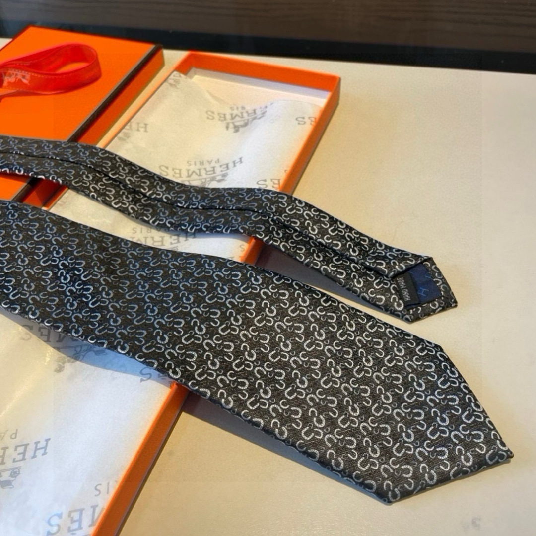 特价 爱马仕男士新款领带系列👔👔，让男士可以充分展示自己个性。100%顶级斜纹真丝手工定制‼