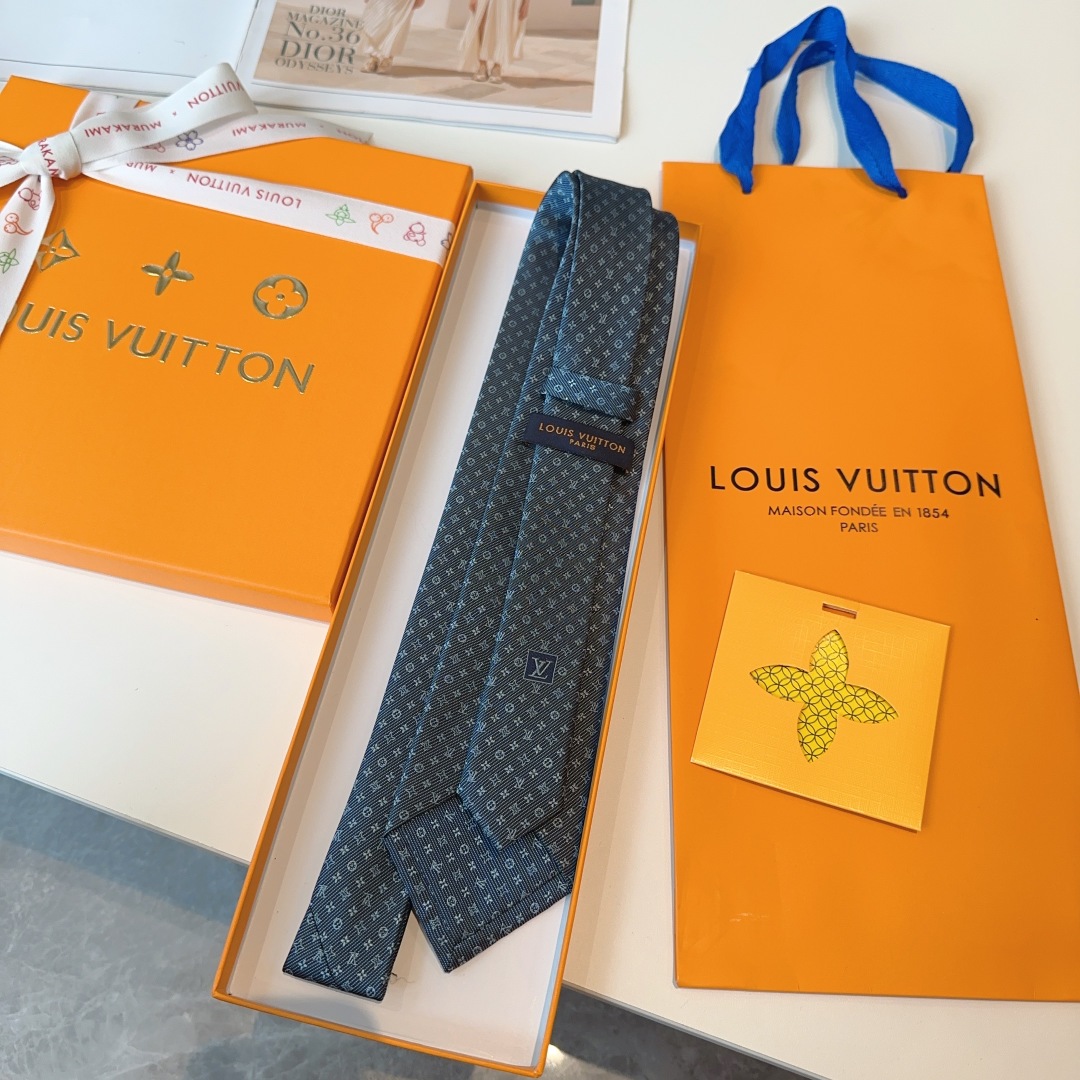 特价👏👏专柜同歩👔👔精致的小Logo提花，低调奢华大气的配色，这款领带将Lv标志性的Damier图案以同