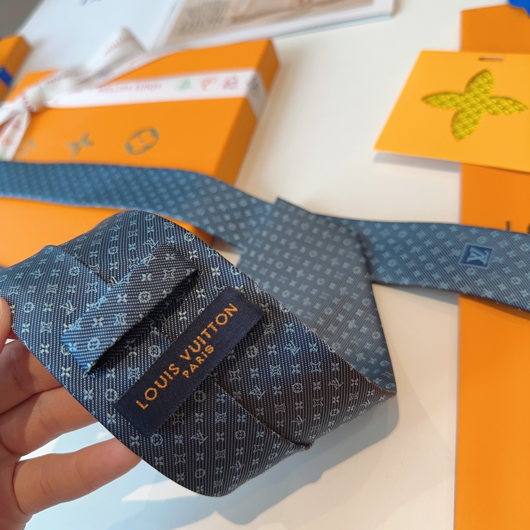 特价👏👏专柜同歩👔👔精致的小Logo提花，低调奢华大气的配色，这款领带将Lv标志性的Damier图案以同