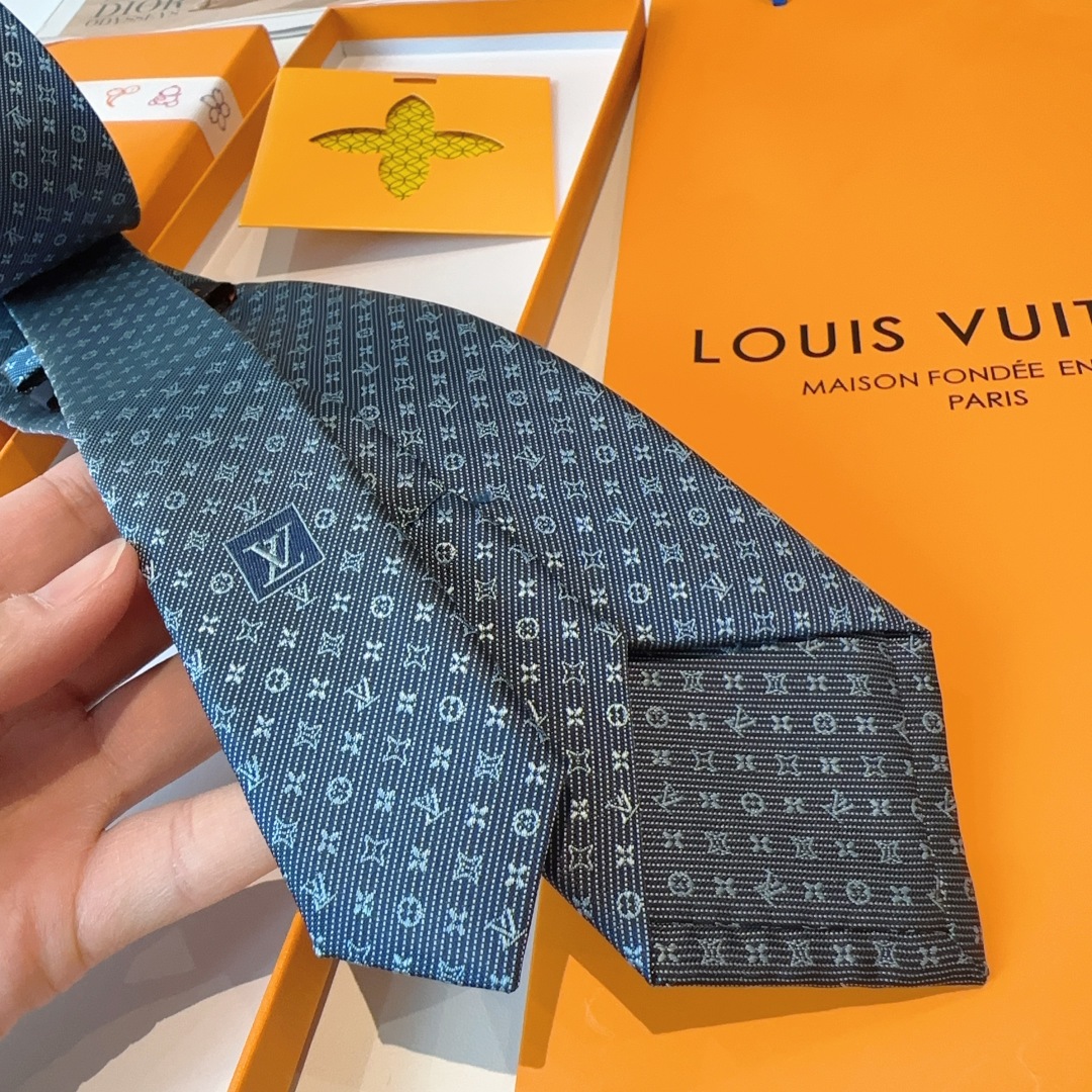 特价👏👏专柜同歩👔👔精致的小Logo提花，低调奢华大气的配色，这款领带将Lv标志性的Damier图案以同
