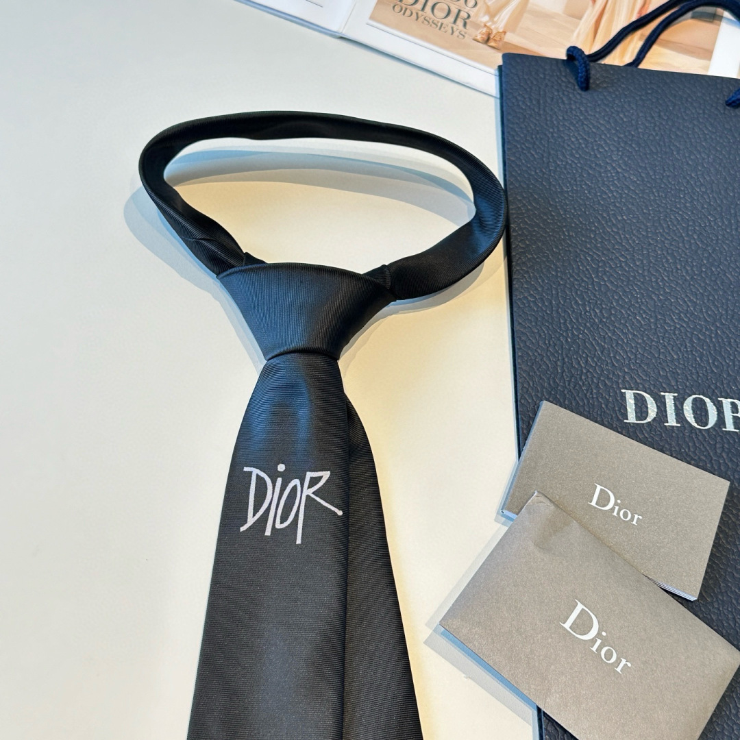 特价特 👔Dior男士【CD绣标领带】，稀有😻😻展现精湛手工与时尚优雅的理想选择，这款采用DO家最经典极