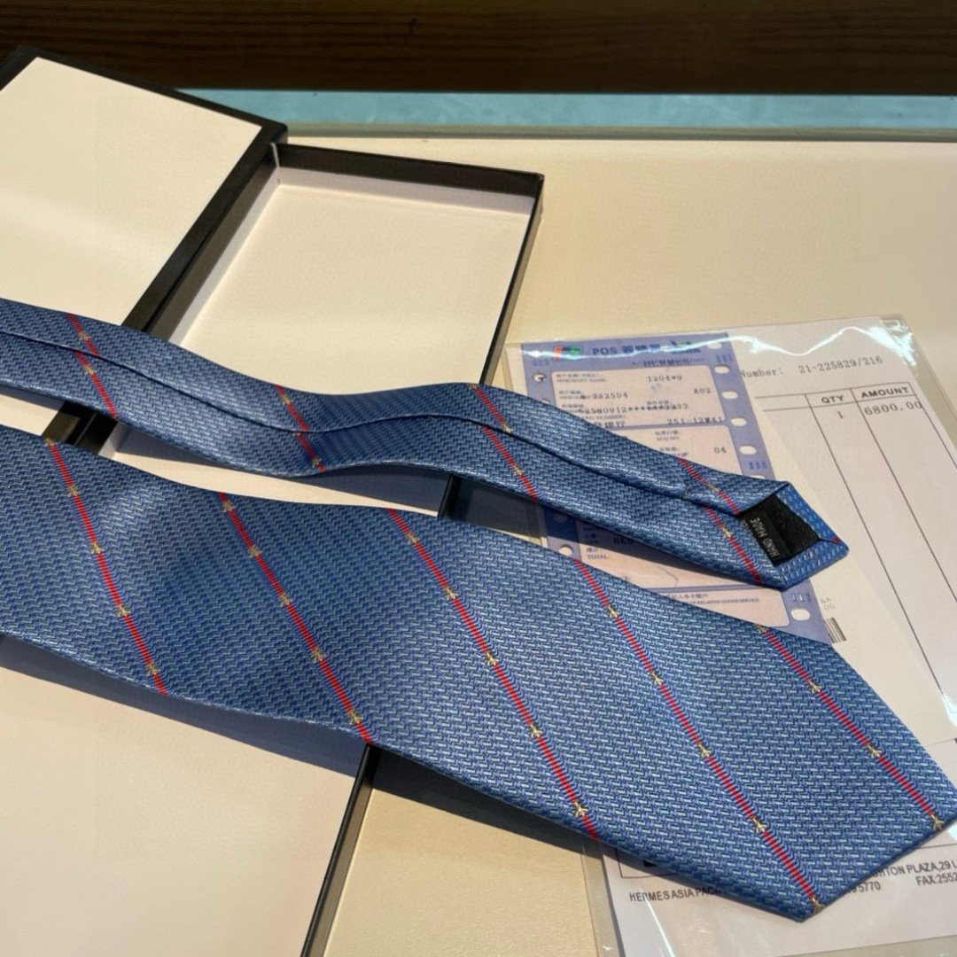 特价男士领带系列👔👔，稀有采用专柜经典主题动物蜜蜂绣花展现精湛手工与时尚优雅的理想选择，这款领带将标志性