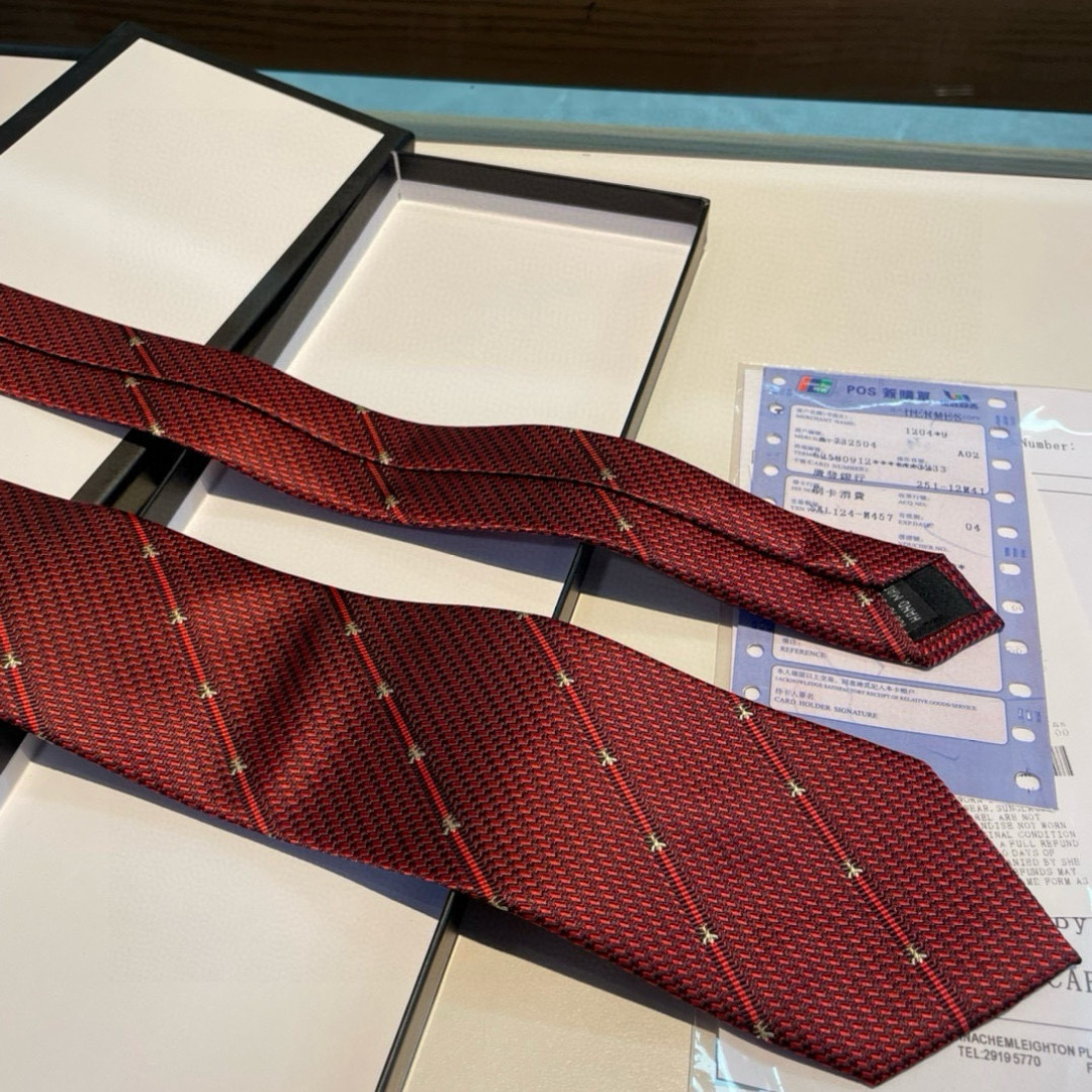 特价男士领带系列👔👔，稀有采用专柜经典主题动物蜜蜂绣花展现精湛手工与时尚优雅的理想选择，这款领带将标志性