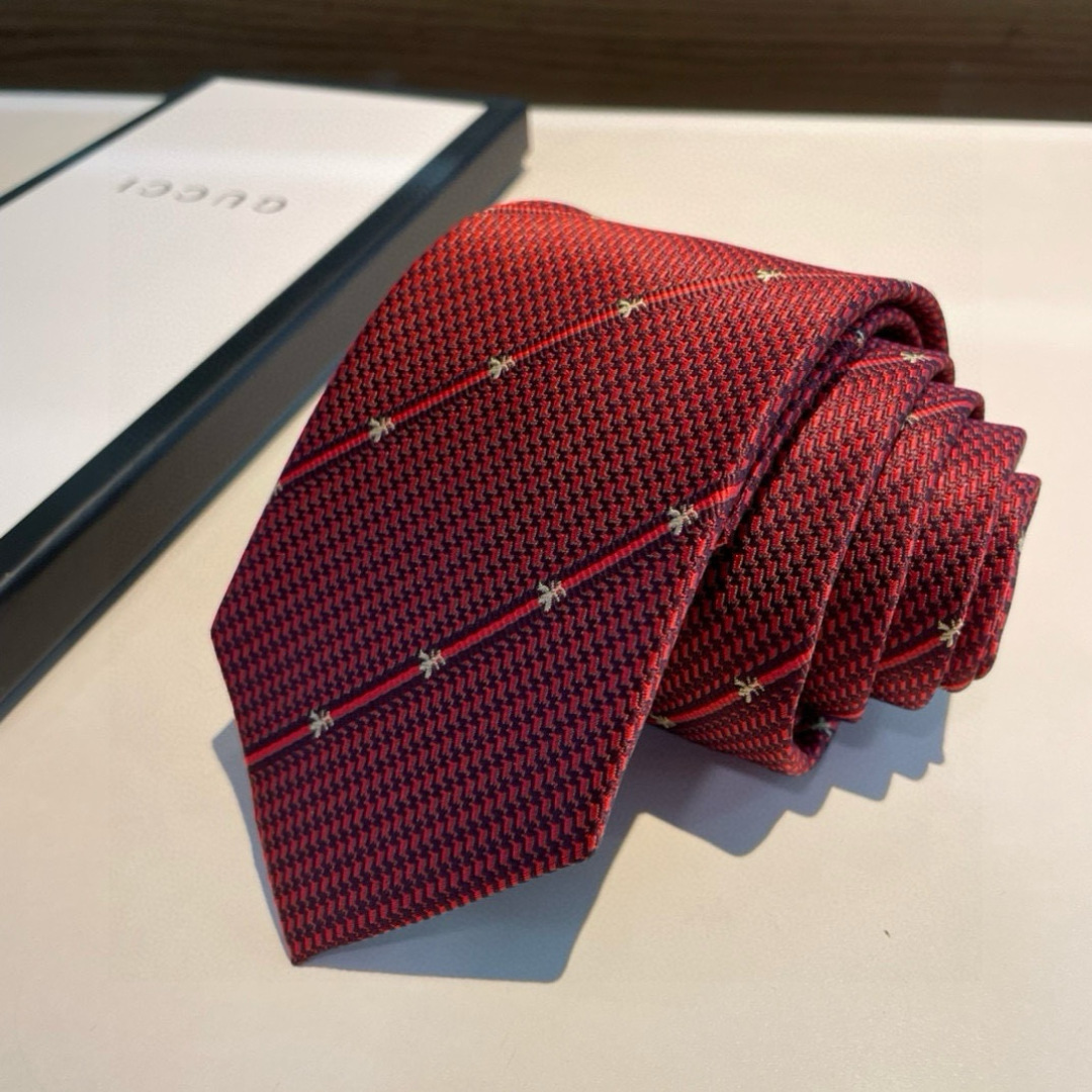 特价男士领带系列👔👔，稀有采用专柜经典主题动物蜜蜂绣花展现精湛手工与时尚优雅的理想选择，这款领带将标志性