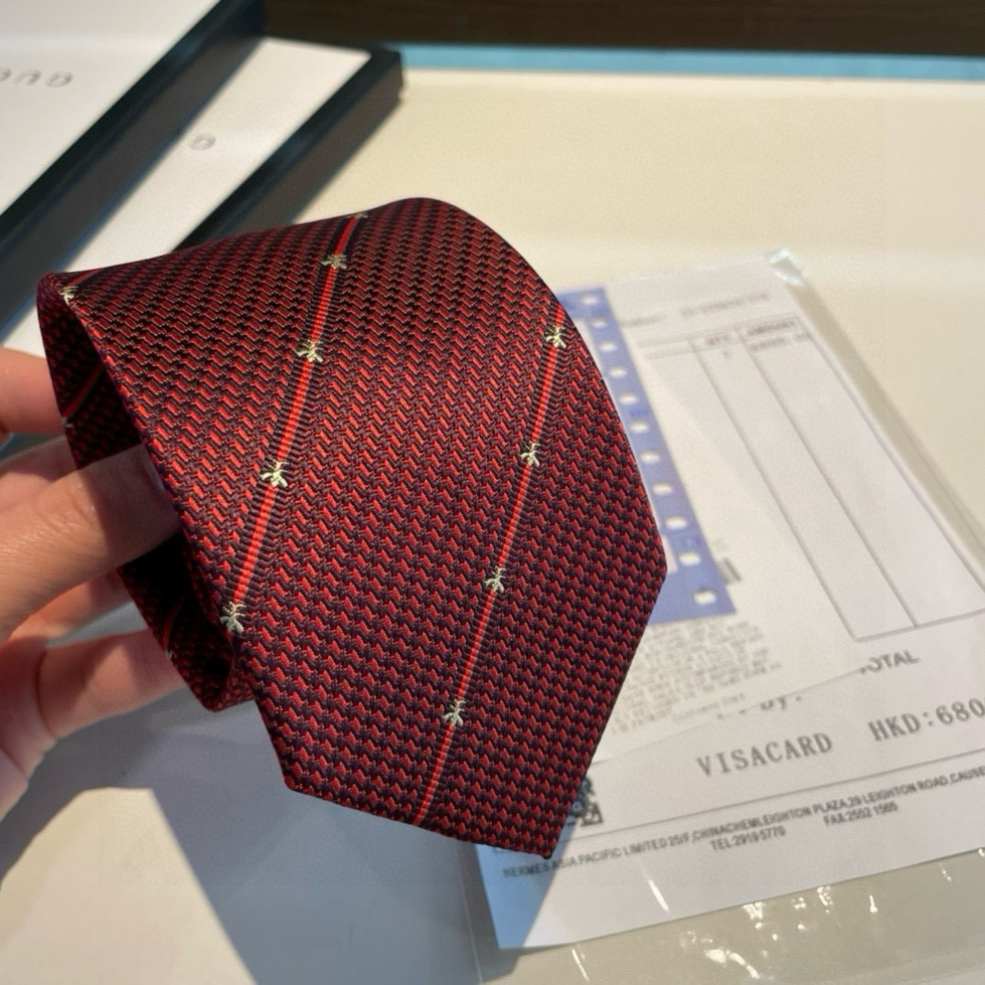 特价男士领带系列👔👔，稀有采用专柜经典主题动物蜜蜂绣花展现精湛手工与时尚优雅的理想选择，这款领带将标志性