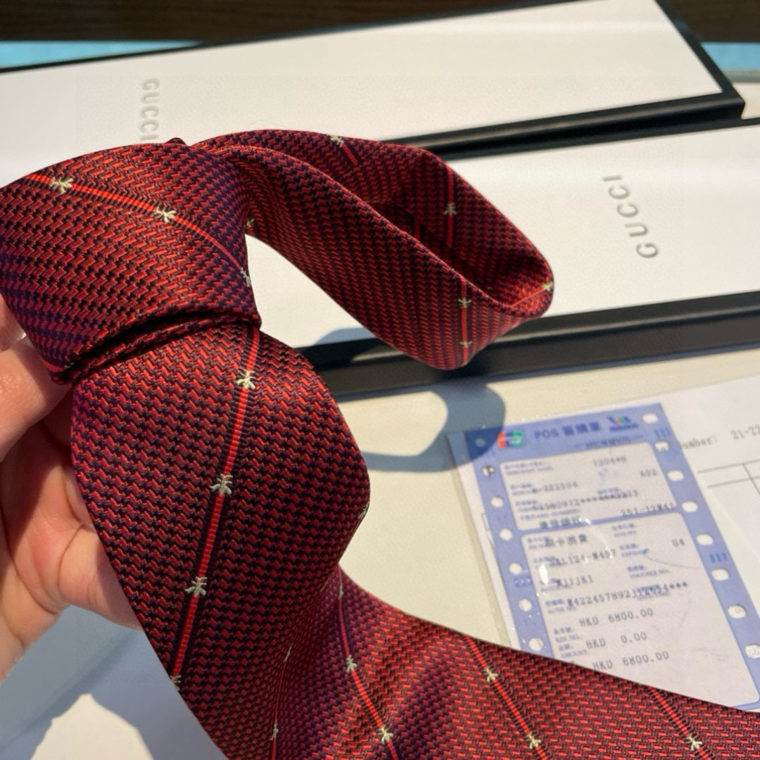 特价男士领带系列👔👔，稀有采用专柜经典主题动物蜜蜂绣花展现精湛手工与时尚优雅的理想选择，这款领带将标志性