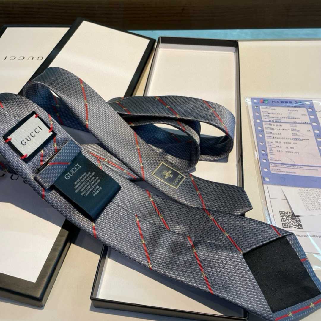 特价男士领带系列👔👔，稀有采用专柜经典主题动物蜜蜂绣花展现精湛手工与时尚优雅的理想选择，这款领带将标志性