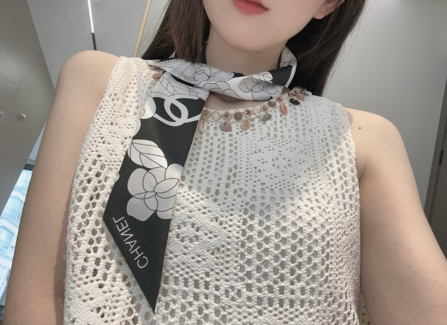 NO:379489,The latest Xiaohongshu counter is the same style!  Chanel hairband/streamer style!  It can be used as a small scarf, tied hair, tied with handbags, tied to wrist decoration!  Multifunctional matching is available for you!  Double-sided twill silk!  Specifications 6*120!  Silk scarf, streamer, hair tie, chanel, real silk19860909最新小红书 专柜同款！香奈儿束发带/飘带款！可当小围巾,绑头发,绑手袋,绑在手腕装饰！多功能随便你搭配！双面斜纹真丝！规格6*120！丝巾,飘带，发束,chanel,real silk,accessory