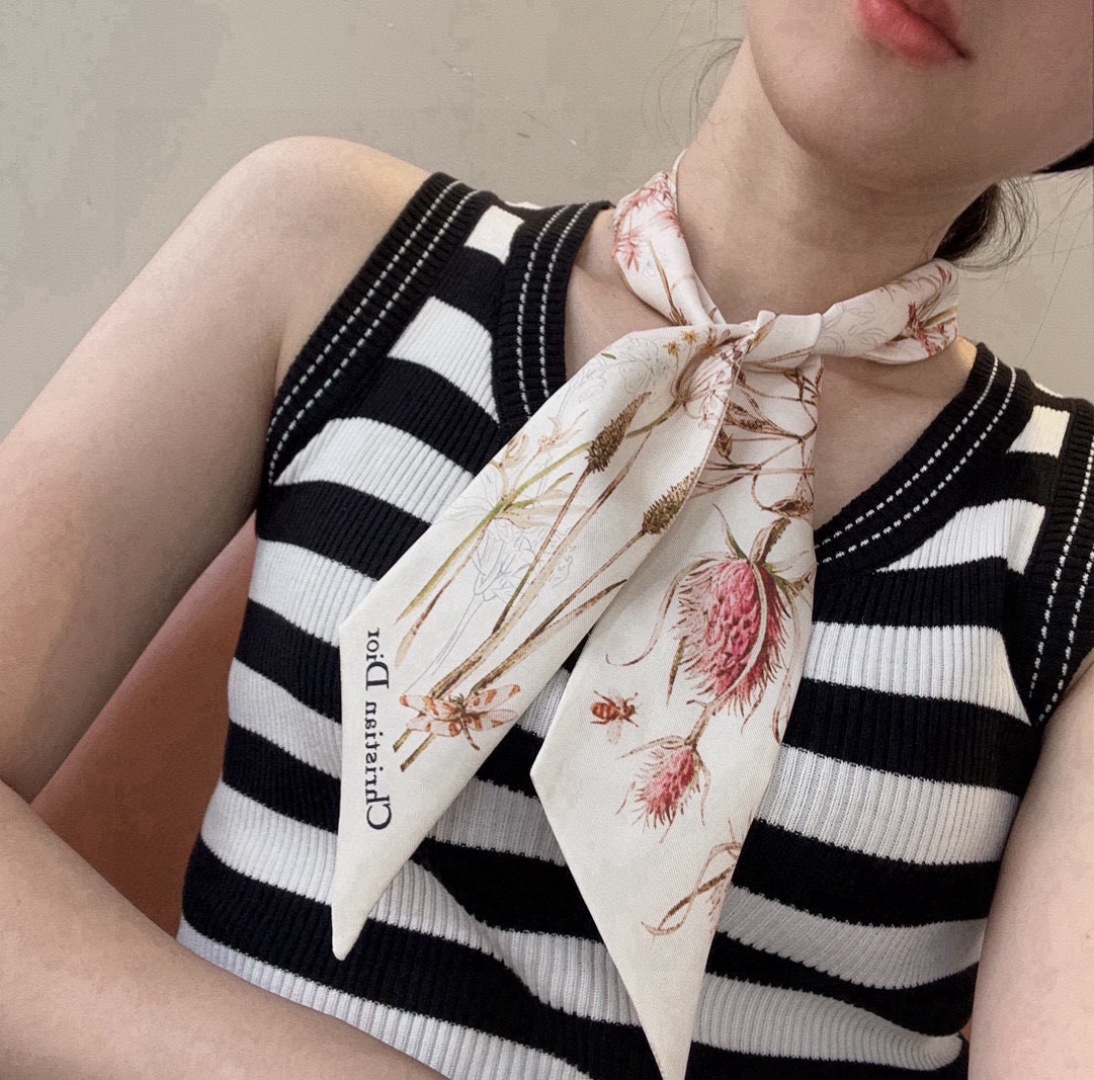 NO:379441,Dior twilly scarf, flower dragonfly. The style is classic, slender, sharp corners on both ends, and the back is decorated with a bar pattern of the CHRISTIAN DIOR logo. The upper body effect is very good!  It’s so perfect if you just match it casually!  Streamers have super multi-purpose scarves, headbands, bag accessories, belts... etc., so on, super easy to control. Summer clothes, winter bags, top silk shine, super strong and exquisite. This is really something you must buy [6X105cm, silk double-layer double-sided] Scarves, streamers, hair tie, dior, dior, real silk19860909Dior迪奥twilly丝巾,花丛蜻蜓 款式经典,造型修长,两端尖角设计,背面饰以对比鲜明的CHRISTIAN DIOR标志条形图案. 上身效果非常赞！随意一搭就是那么完美！飘带有超多用途领巾、发带、包包配饰、腰带.....等等等等,超好驾驭 夏季配衣服 冬季配包包 顶级真丝光泽感超级强 精美无比 ,这款真的是一定要入手的【6X105cm,真丝双层双面】 丝巾,飘带，发束,dior,dior,real silk,accessory