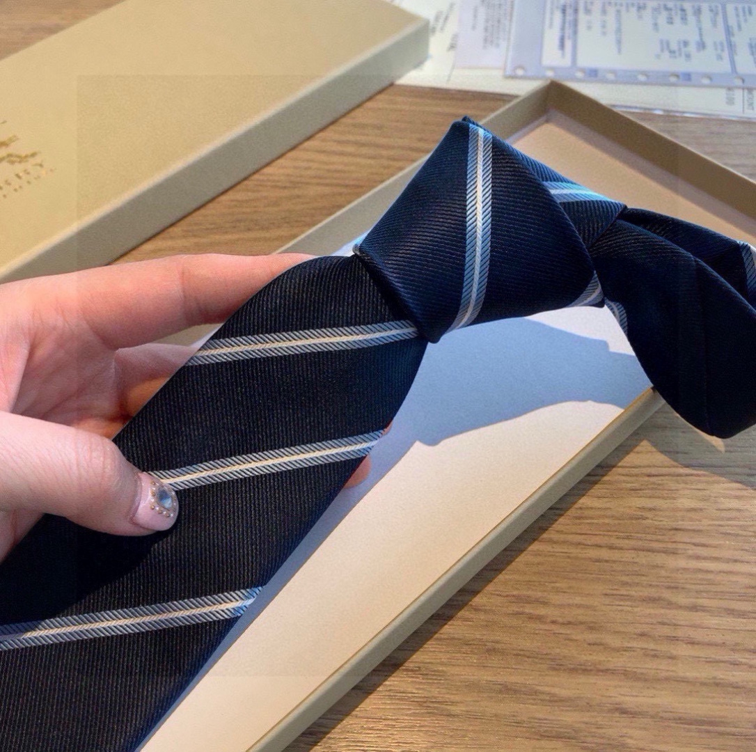 特价 B家专柜同步领带出货啦‼️‼️巴宝莉新款👔👔，稀有😻😻展现精湛手工与时尚优雅的理想选择，这款采用B