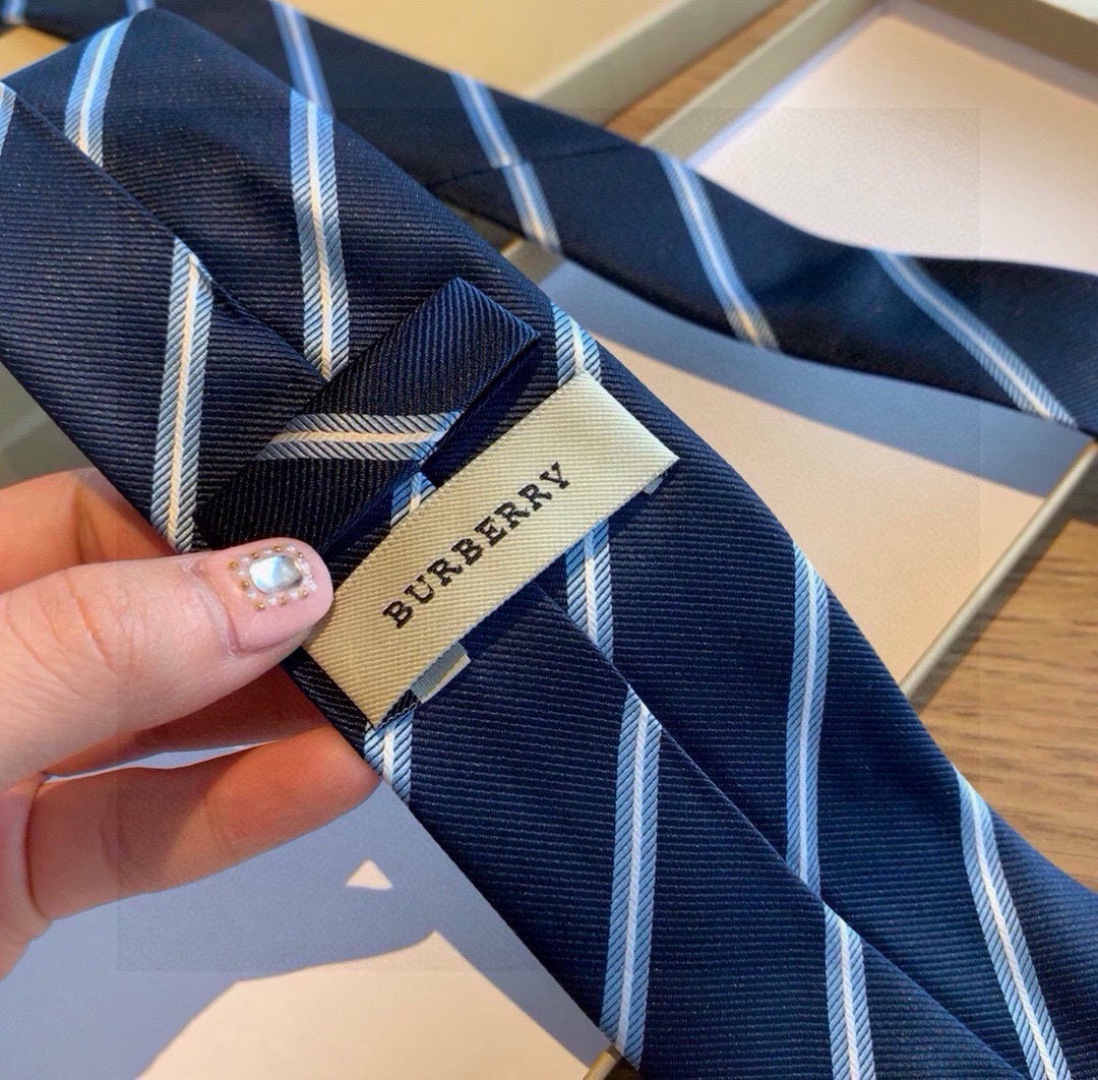 特价 B家专柜同步领带出货啦‼️‼️巴宝莉新款👔👔，稀有😻😻展现精湛手工与时尚优雅的理想选择，这款采用B