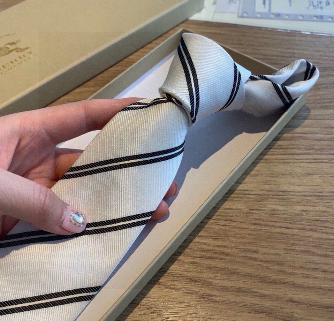 特价 B家专柜同步领带出货啦‼️‼️巴宝莉新款👔👔，稀有😻😻展现精湛手工与时尚优雅的理想选择，这款采用B