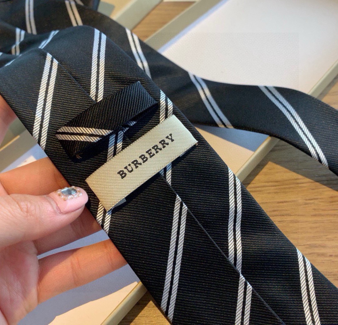 特价 B家专柜同步领带出货啦‼️‼️巴宝莉新款👔👔，稀有😻😻展现精湛手工与时尚优雅的理想选择，这款采用B
