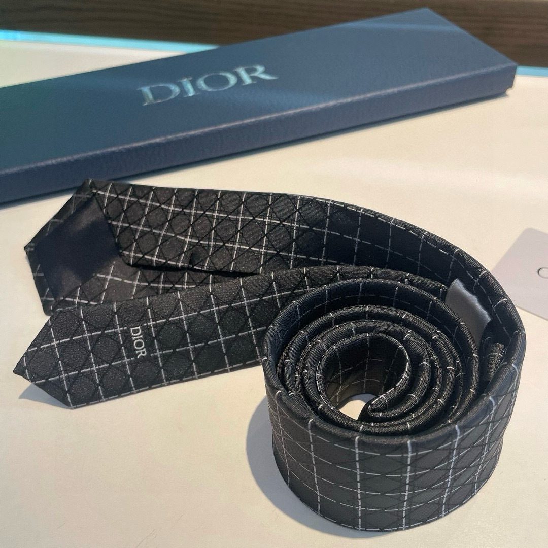 特价👏Dior家新款领带 👔👔Dior男士蚕丝藤格纹领带 稀有😻😻展现精湛手工与时尚优雅理想选择，这款采