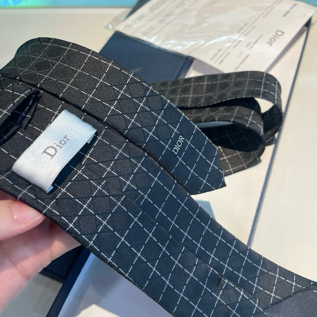 特价👏Dior家新款领带 👔👔Dior男士蚕丝藤格纹领带 稀有😻😻展现精湛手工与时尚优雅理想选择，这款采