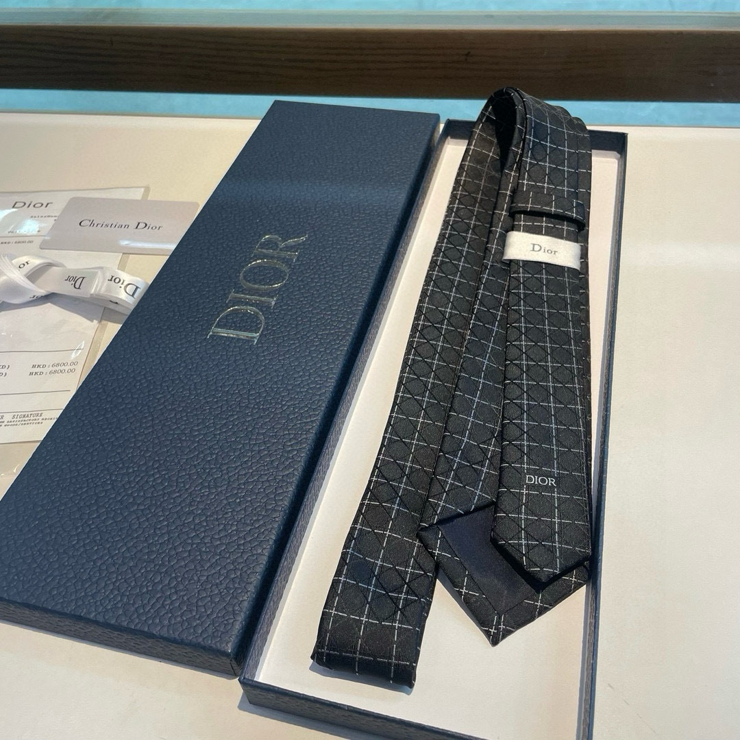 特价👏Dior家新款领带 👔👔Dior男士蚕丝藤格纹领带 稀有😻😻展现精湛手工与时尚优雅理想选择，这款采