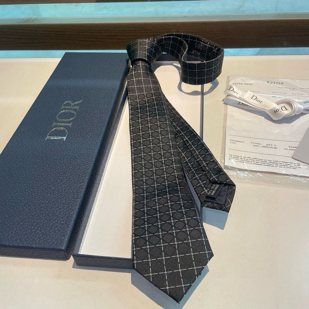 特价👏Dior家新款领带 👔👔Dior男士蚕丝藤格纹领带 稀有😻😻展现精湛手工与时尚优雅理想选择，这款采