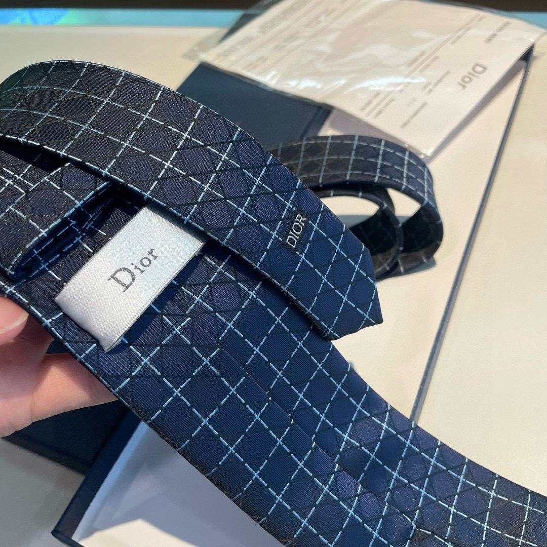特价👏Dior家新款领带 👔👔Dior男士蚕丝藤格纹领带 稀有😻😻展现精湛手工与时尚优雅理想选择，这款采