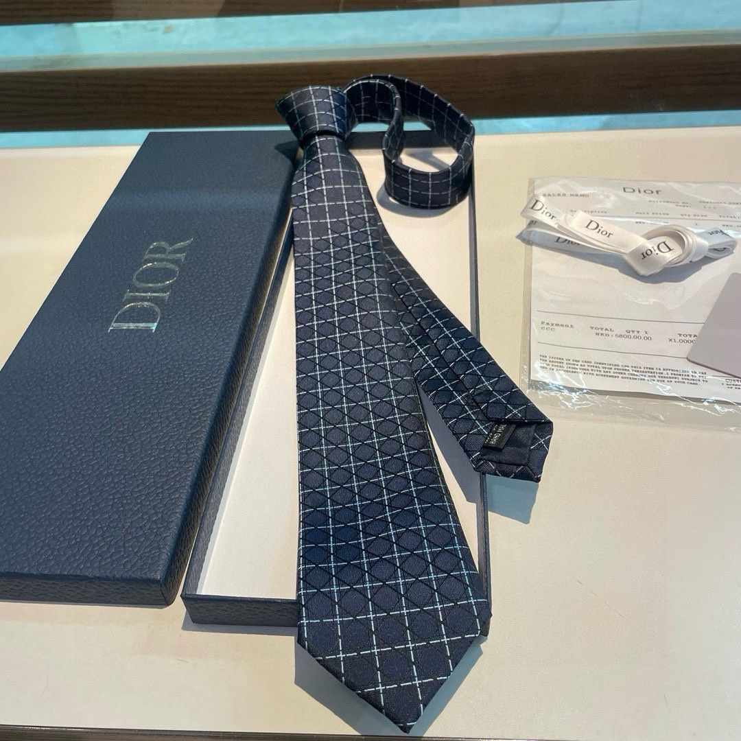 特价👏Dior家新款领带 👔👔Dior男士蚕丝藤格纹领带 稀有😻😻展现精湛手工与时尚优雅理想选择，这款采