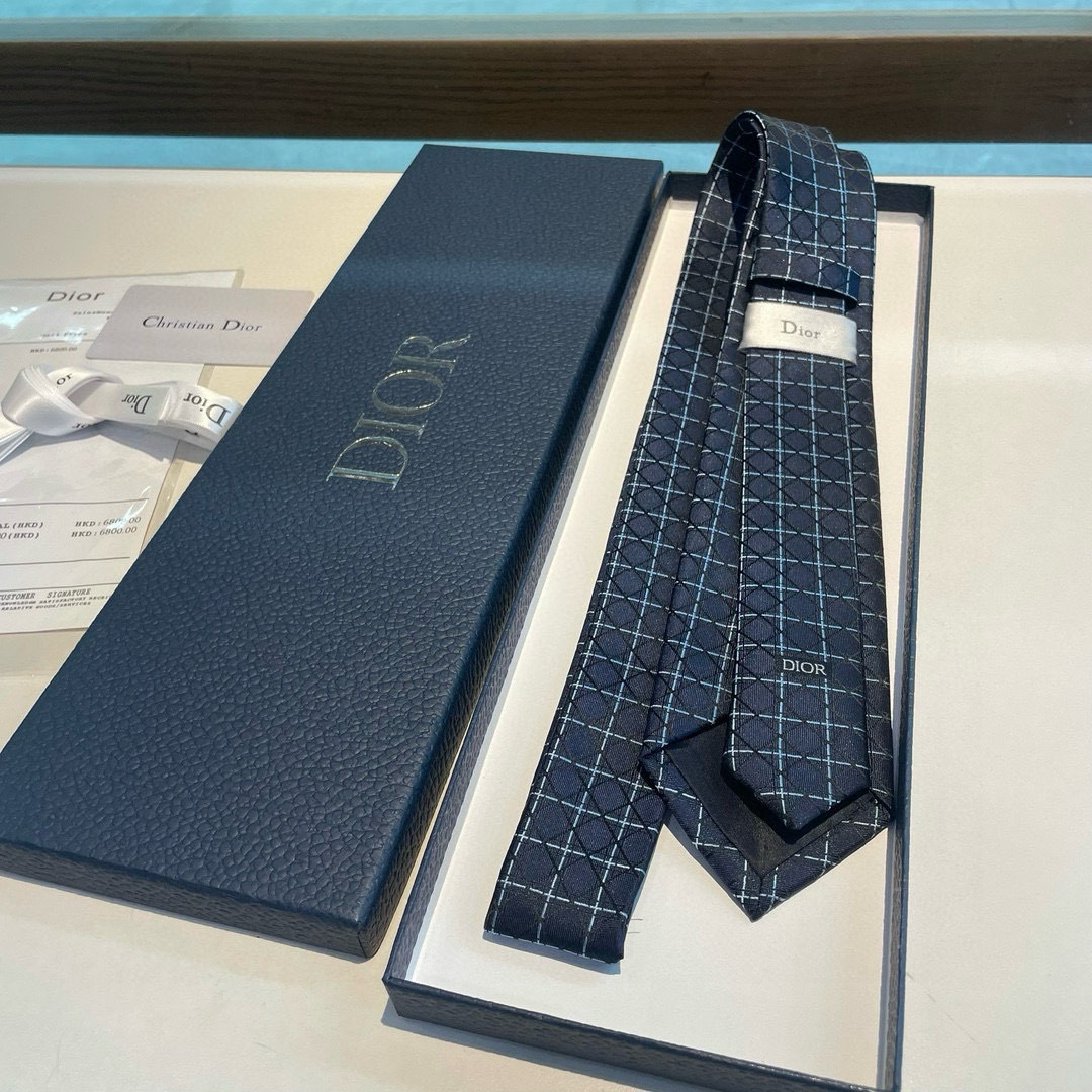 特价👏Dior家新款领带 👔👔Dior男士蚕丝藤格纹领带 稀有😻😻展现精湛手工与时尚优雅理想选择，这款采