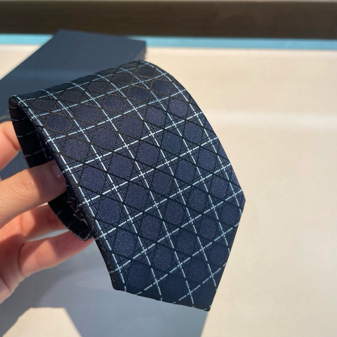 特价👏Dior家新款领带 👔👔Dior男士蚕丝藤格纹领带 稀有😻😻展现精湛手工与时尚优雅理想选择，这款采