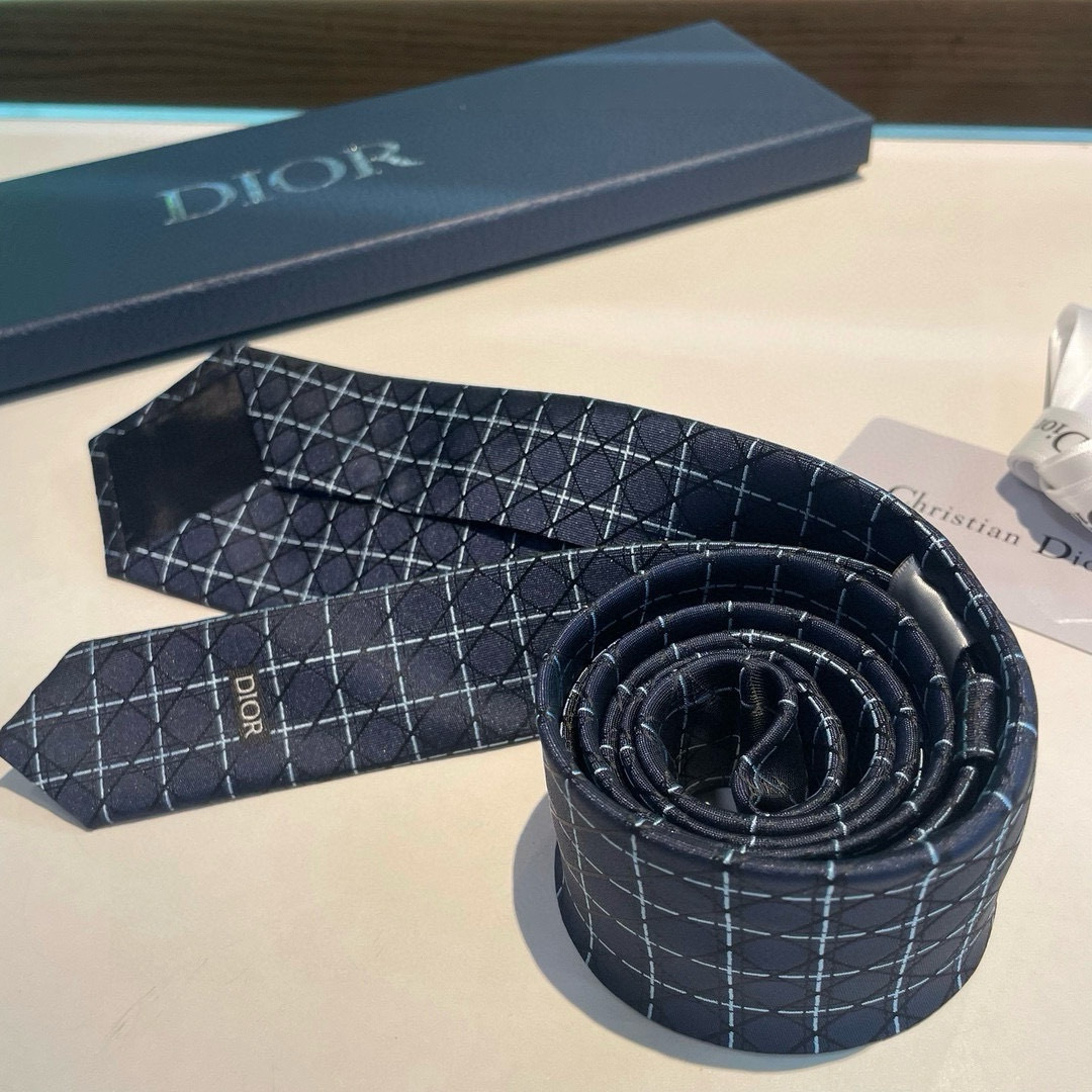 特价👏Dior家新款领带 👔👔Dior男士蚕丝藤格纹领带 稀有😻😻展现精湛手工与时尚优雅理想选择，这款采
