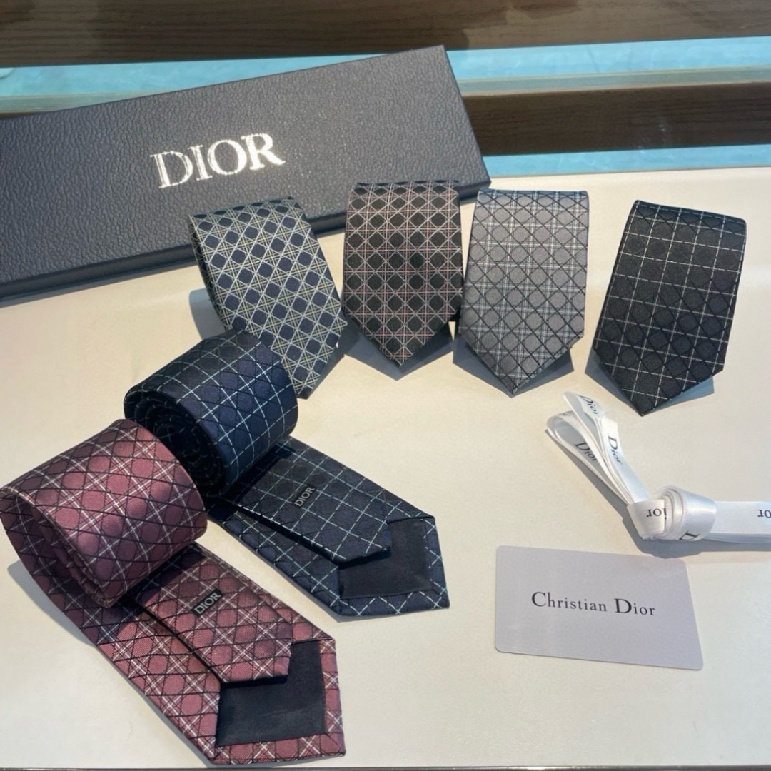 特价👏Dior家新款领带 👔👔Dior男士蚕丝藤格纹领带 稀有😻😻展现精湛手工与时尚优雅理想选择，这款采