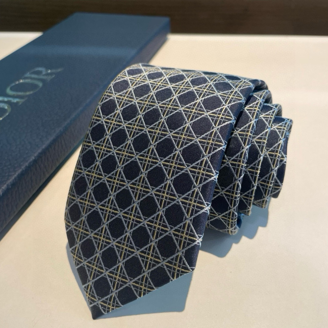 特价👏Dior家新款领带 👔👔Dior男士蚕丝藤格纹领带 稀有😻😻展现精湛手工与时尚优雅理想选择，这款采