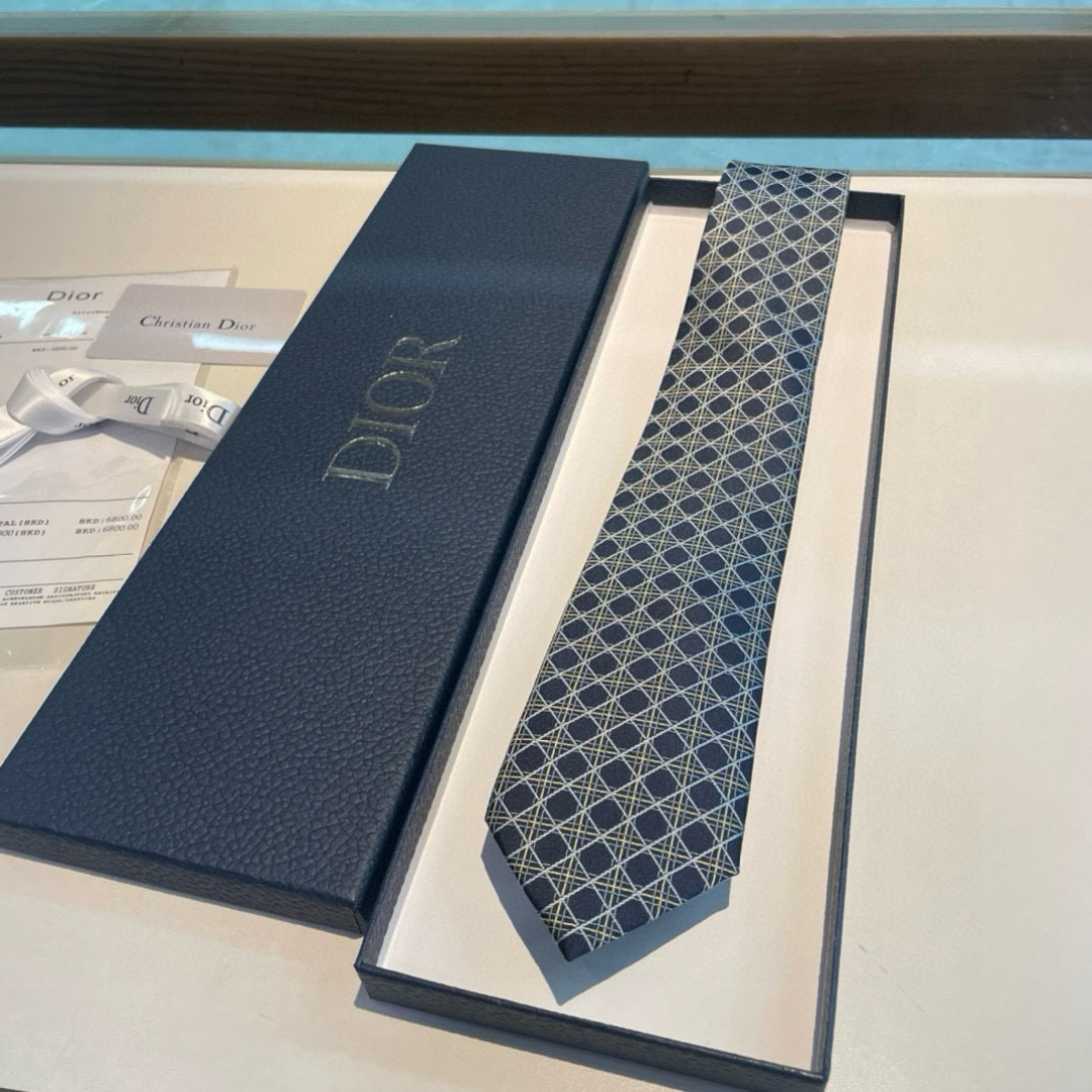 特价👏Dior家新款领带 👔👔Dior男士蚕丝藤格纹领带 稀有😻😻展现精湛手工与时尚优雅理想选择，这款采