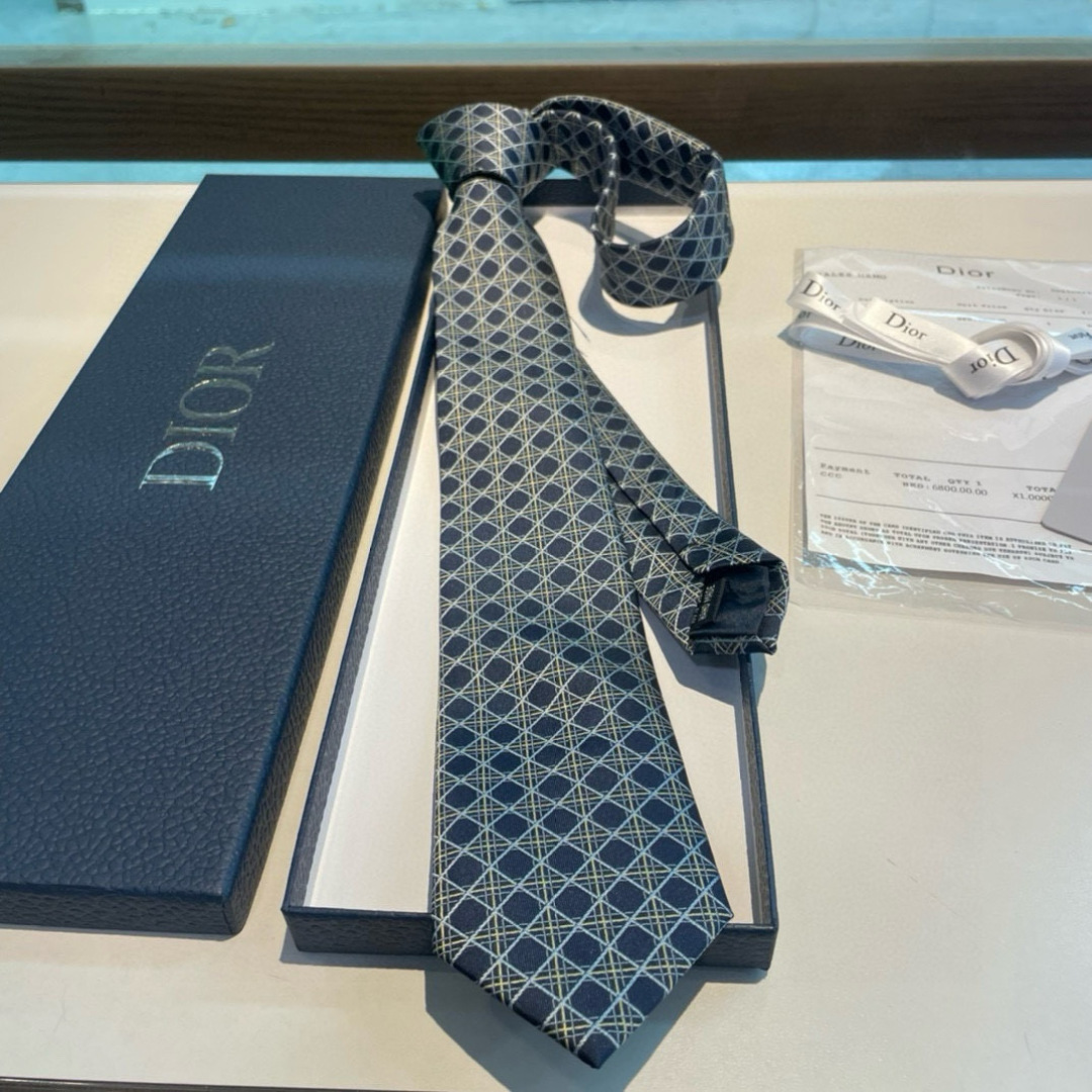 特价👏Dior家新款领带 👔👔Dior男士蚕丝藤格纹领带 稀有😻😻展现精湛手工与时尚优雅理想选择，这款采