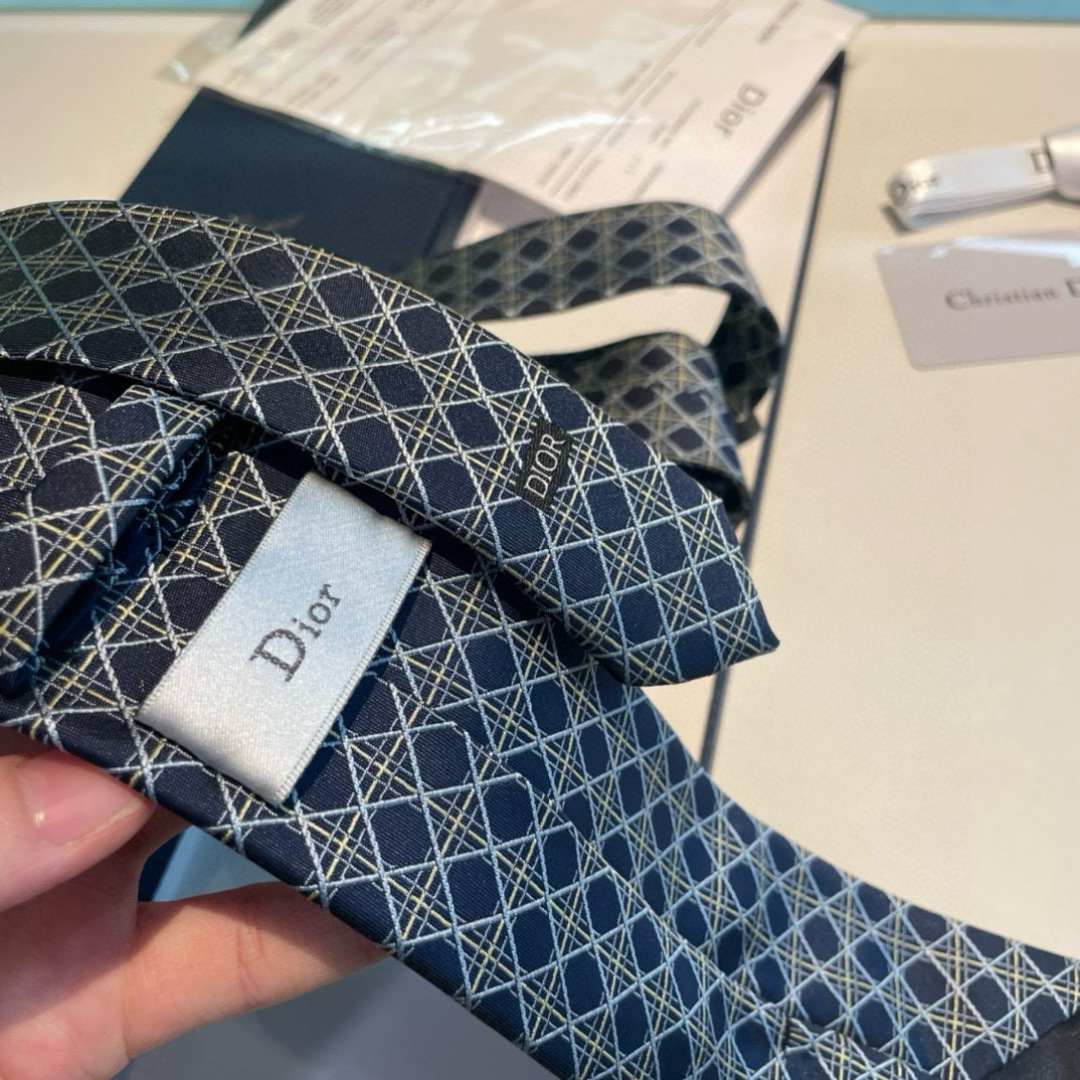 特价👏Dior家新款领带 👔👔Dior男士蚕丝藤格纹领带 稀有😻😻展现精湛手工与时尚优雅理想选择，这款采