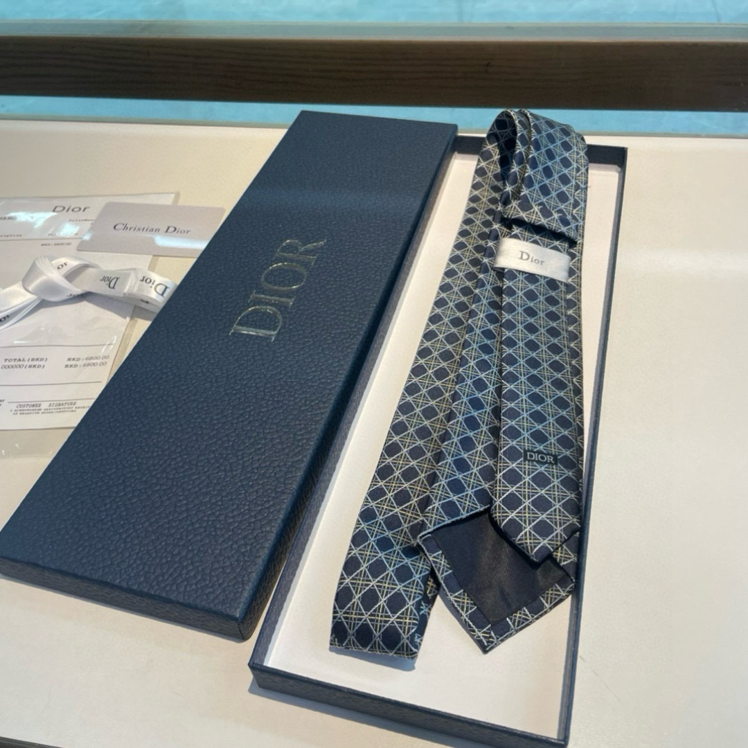 特价👏Dior家新款领带 👔👔Dior男士蚕丝藤格纹领带 稀有😻😻展现精湛手工与时尚优雅理想选择，这款采