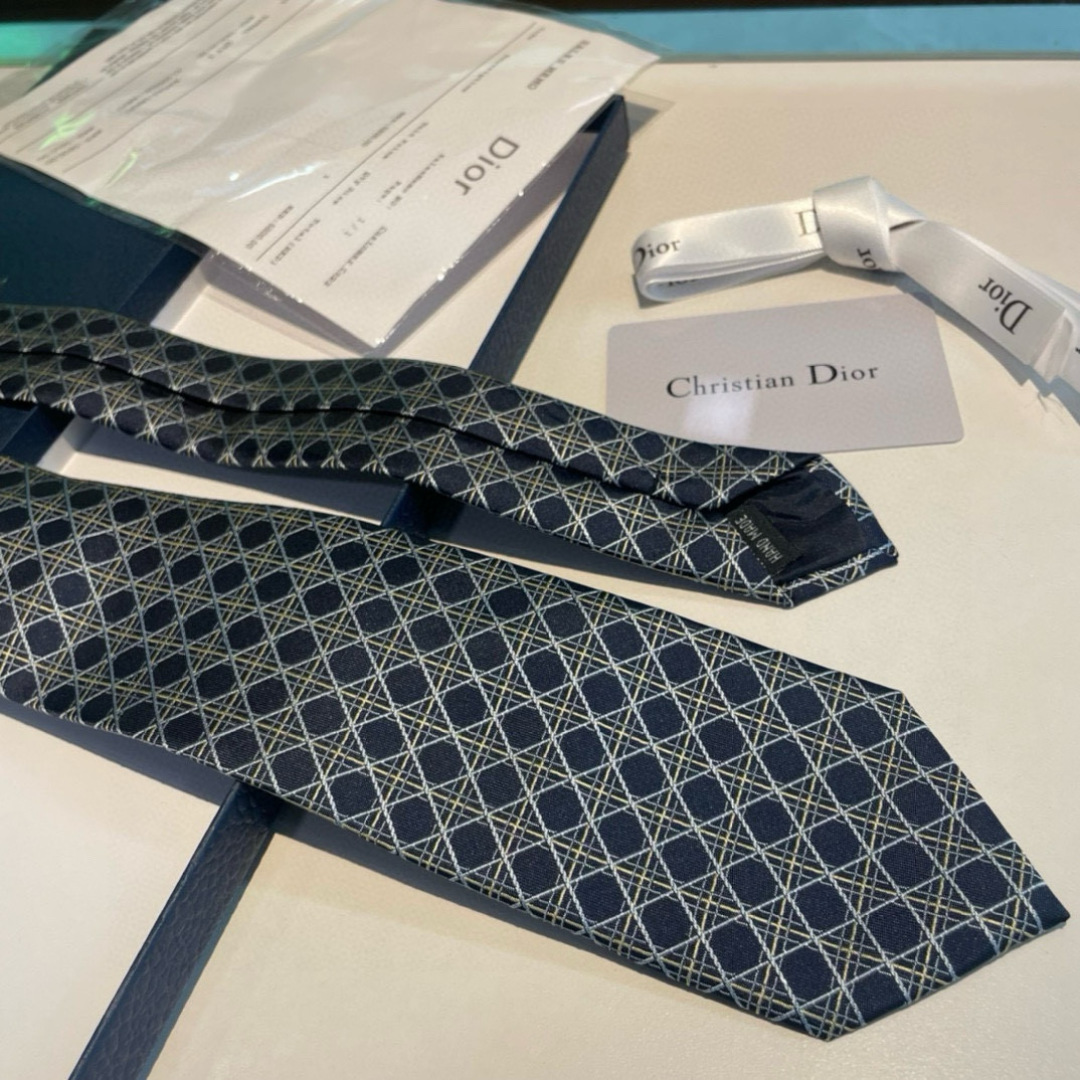 特价👏Dior家新款领带 👔👔Dior男士蚕丝藤格纹领带 稀有😻😻展现精湛手工与时尚优雅理想选择，这款采