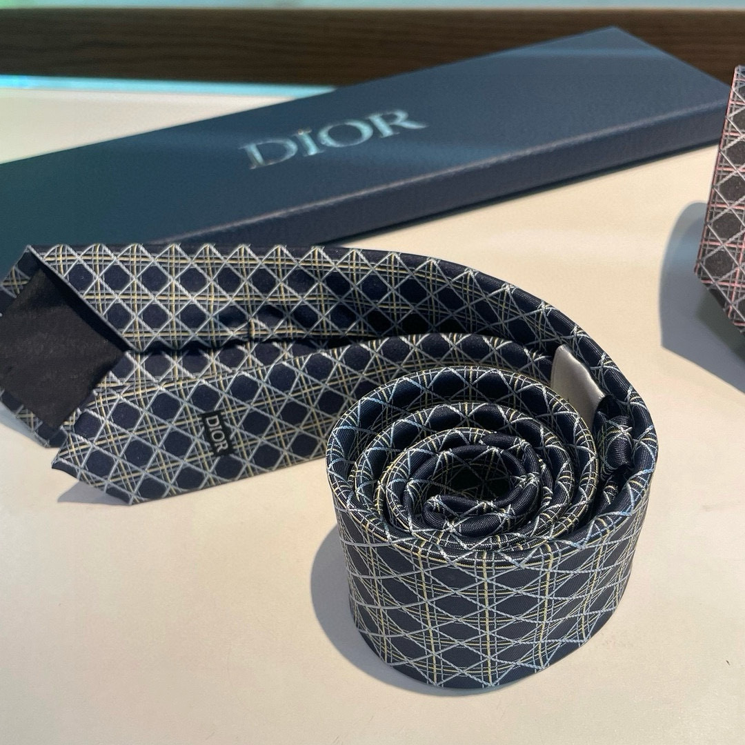 特价👏Dior家新款领带 👔👔Dior男士蚕丝藤格纹领带 稀有😻😻展现精湛手工与时尚优雅理想选择，这款采