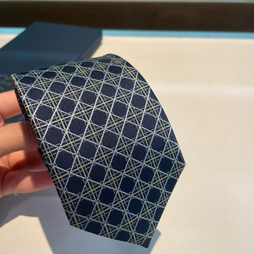特价👏Dior家新款领带 👔👔Dior男士蚕丝藤格纹领带 稀有😻😻展现精湛手工与时尚优雅理想选择，这款采