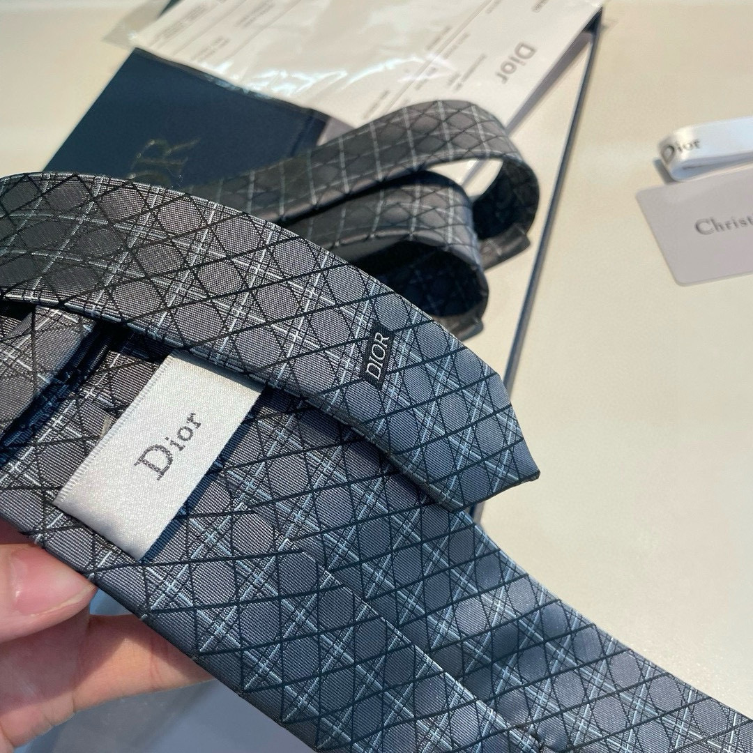 特价👏Dior家新款领带 👔👔Dior男士蚕丝藤格纹领带 稀有😻😻展现精湛手工与时尚优雅理想选择，这款采
