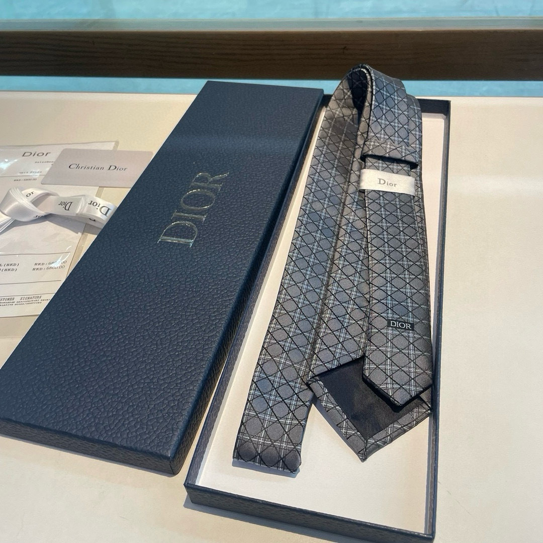 特价👏Dior家新款领带 👔👔Dior男士蚕丝藤格纹领带 稀有😻😻展现精湛手工与时尚优雅理想选择，这款采