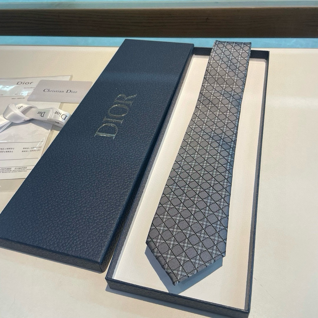 特价👏Dior家新款领带 👔👔Dior男士蚕丝藤格纹领带 稀有😻😻展现精湛手工与时尚优雅理想选择，这款采