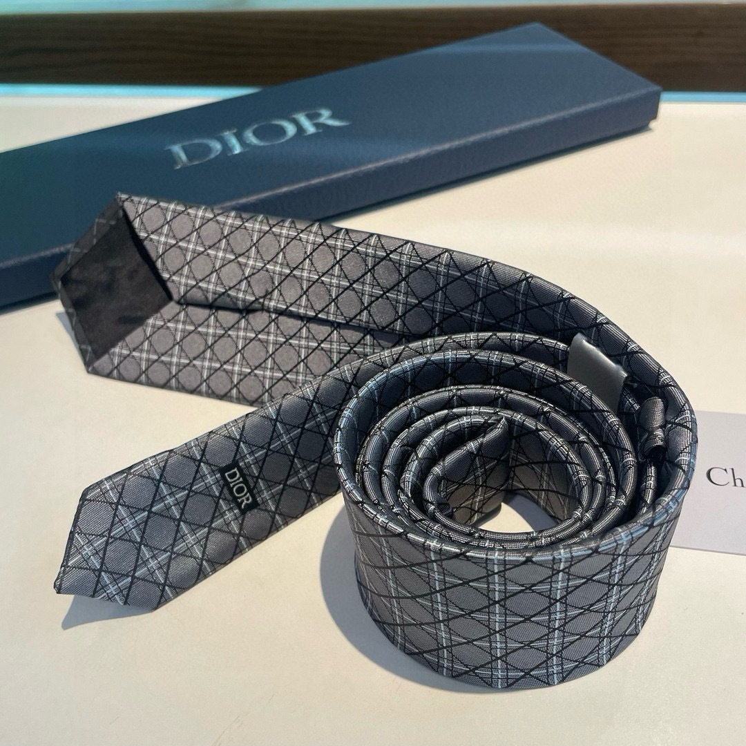 特价👏Dior家新款领带 👔👔Dior男士蚕丝藤格纹领带 稀有😻😻展现精湛手工与时尚优雅理想选择，这款采