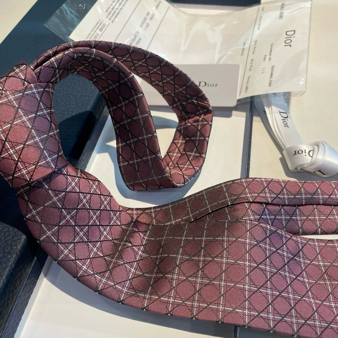 特价👏Dior家新款领带 👔👔Dior男士蚕丝藤格纹领带 稀有😻😻展现精湛手工与时尚优雅理想选择，这款采