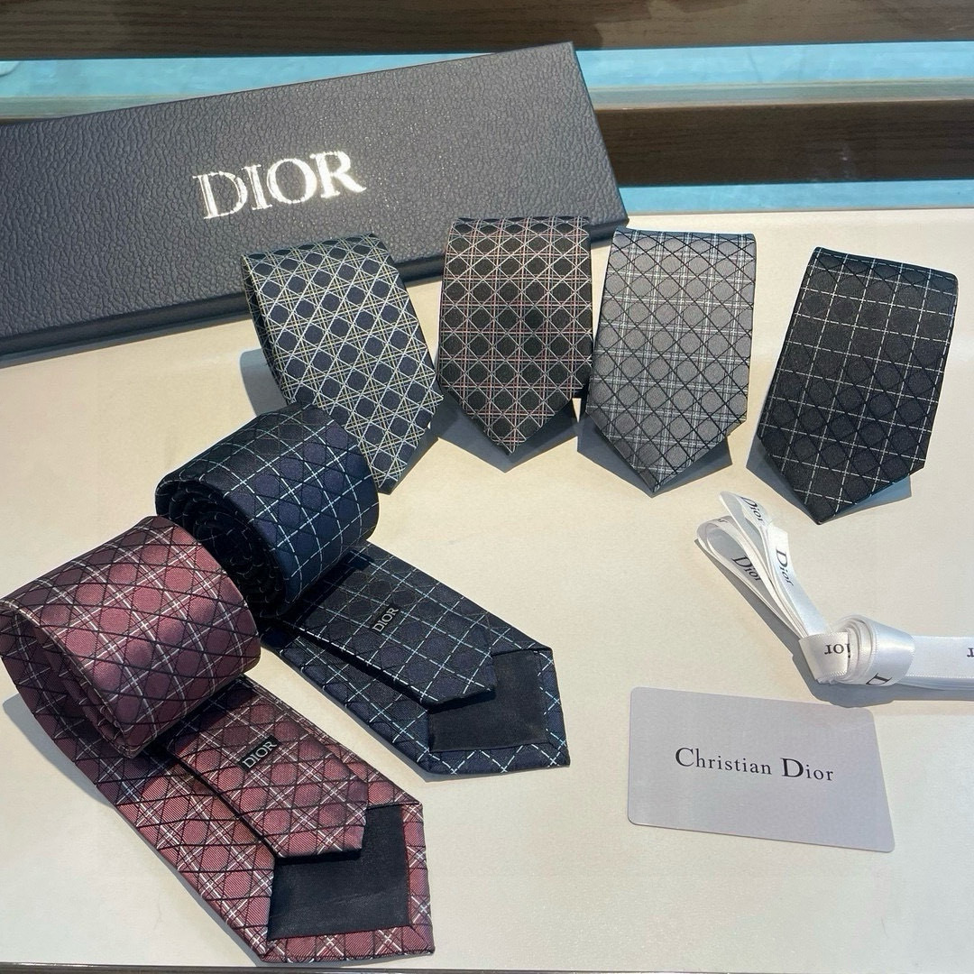 特价👏Dior家新款领带 👔👔Dior男士蚕丝藤格纹领带 稀有😻😻展现精湛手工与时尚优雅理想选择，这款采
