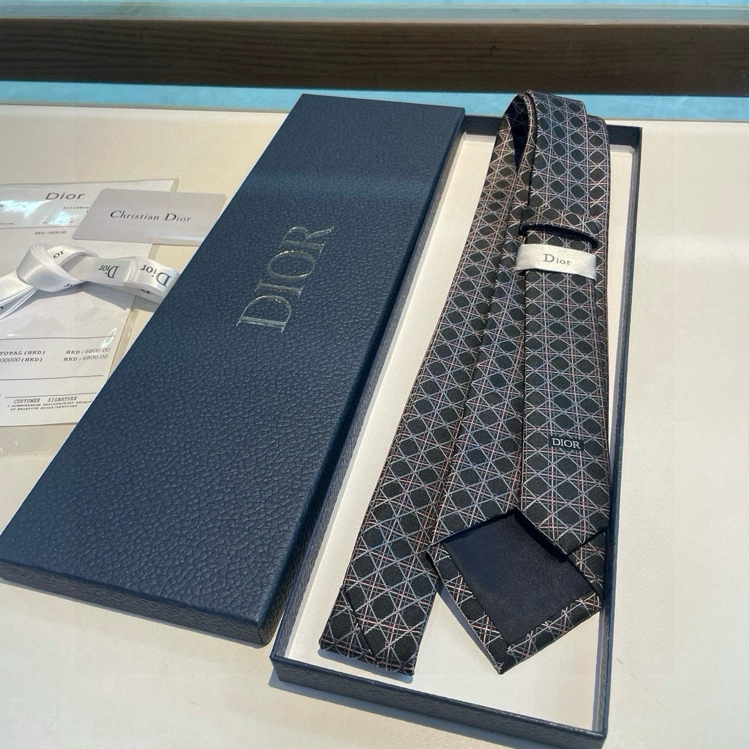 特价👏Dior家新款领带 👔👔Dior男士蚕丝藤格纹领带 稀有😻😻展现精湛手工与时尚优雅理想选择，这款采