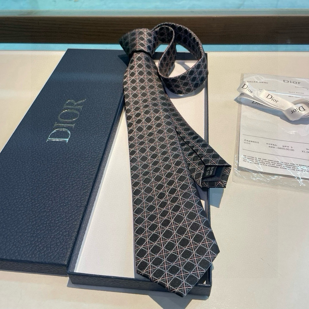 特价👏Dior家新款领带 👔👔Dior男士蚕丝藤格纹领带 稀有😻😻展现精湛手工与时尚优雅理想选择，这款采