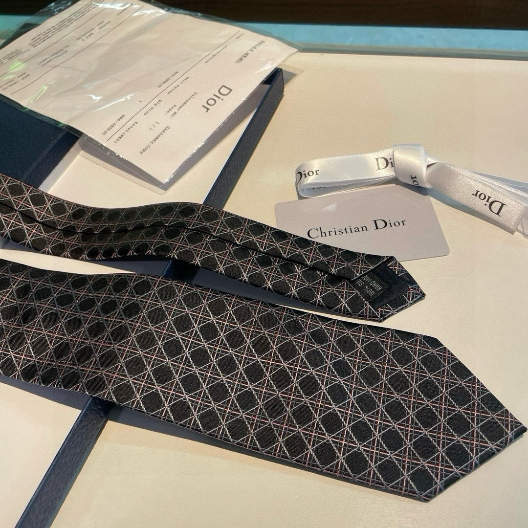 特价👏Dior家新款领带 👔👔Dior男士蚕丝藤格纹领带 稀有😻😻展现精湛手工与时尚优雅理想选择，这款采