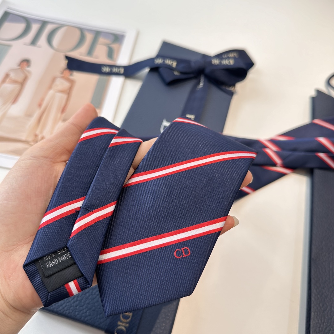 特价特 👔Dior男士【CD绣标领带】，稀有😻😻展现精湛手工与时尚优雅的理想选择，这款采用DO家最经典极