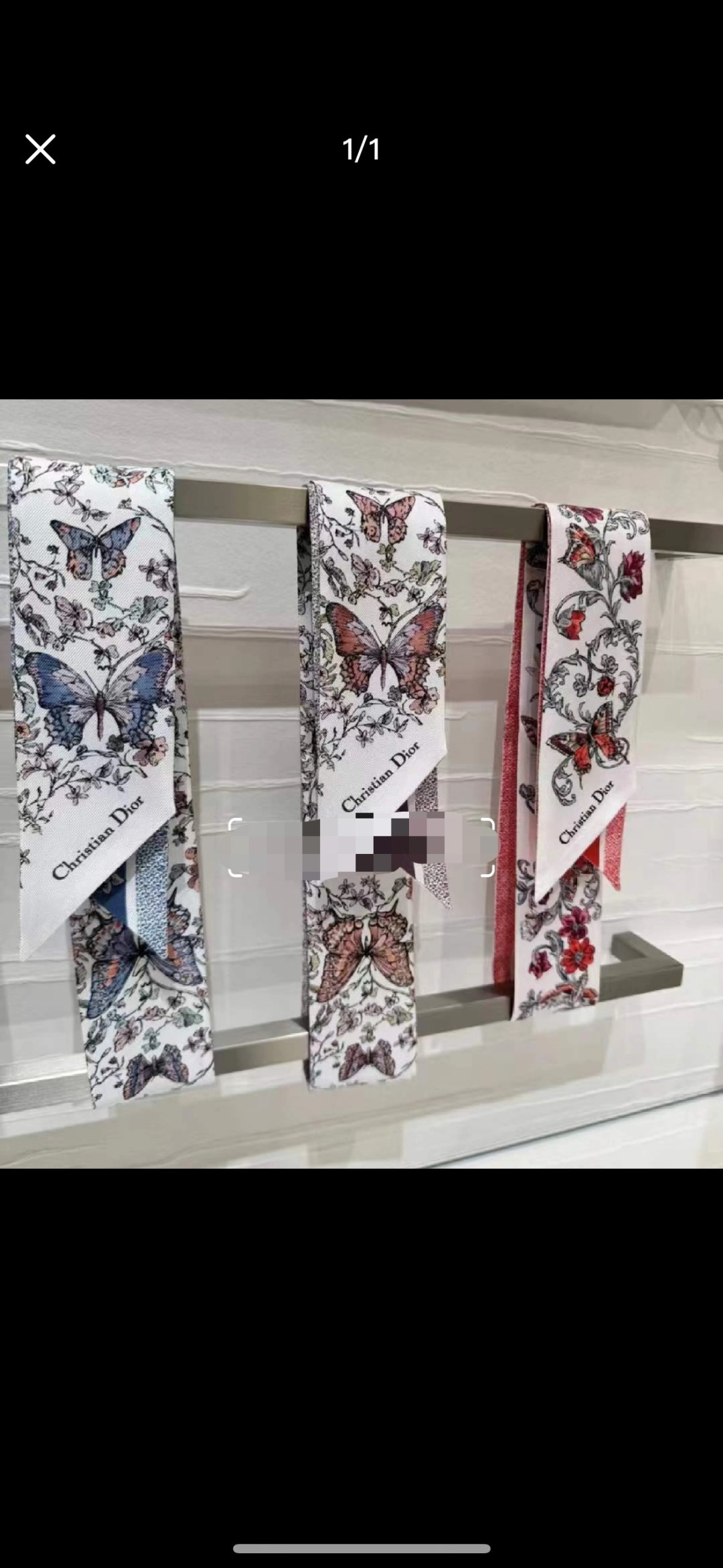 NO:379459,This Mitzah scarf is made of white and blue mulberry twill fabric, decorated with Papillon Juyi prints by Pietro Ruffo, and is elegant and dreamy to interpret exquisite butterfly patterns. Classic style, slender shape, sharp corners at both ends, contrasting jacquard strips on the back, embellished with flowers and Christian Dior logos. It can be tied to the neck, wrist or handbag, adding the finishing touch to a variety of fashionable looks. White and blue fabric Papillon Juyi prints with contrasting jacquard strips on the back, embellished with flowers and Christian Dior logos at both ends, sharp corners Mulberry silk scarf, streamers, hair buns, dior19860909这款 Mitzah 丝巾采用白色和蓝色桑蚕丝斜纹面料精心制作,饰以彼得罗·鲁福 (Pietro Ruffo) 设计的 Papillon 茹伊印花,以优雅而梦幻的设计演绎精致的蝴蝶图案.款式经典,造型修长,两端尖角设计,背面饰以对比鲜明的提花条形图案,点缀以花朵和 Christian Dior 标志.可系在颈部、手腕或手袋上,为各式时尚造型增添点睛之笔. 白色和蓝色面料 Papillon 茹伊印花 背面饰以对比鲜明的提花条形图案,点缀以花朵和 Christian Dior 标志 两端尖角设计 桑蚕丝丝巾,飘带，发束,dior,accessory