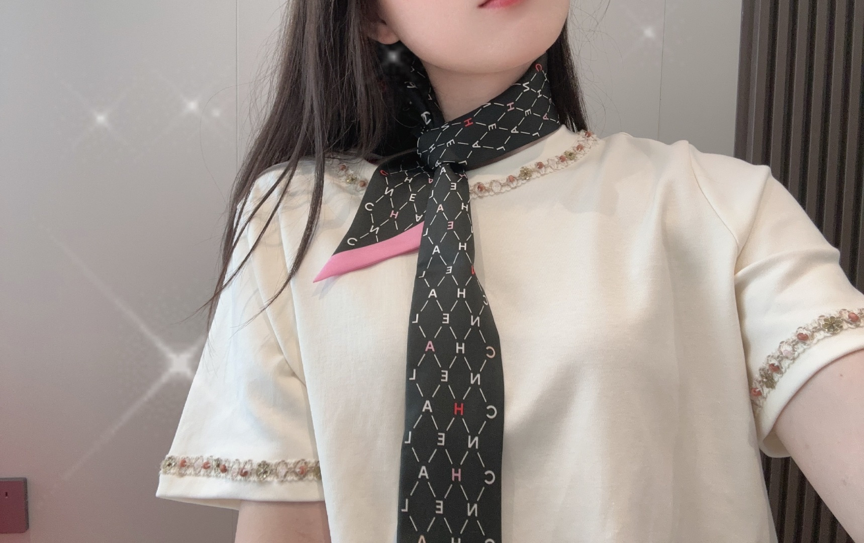 NO:379475,Chanel Twilly little silk scarf is here, a veritable little cute, everyone has three hands to see, I don’t stop me. N hasn’t seen such a beautiful twilly for a long time. It’s really fragrant, it’s a must-have artifact for concave shapes. The number is not a lot. It won’t always be useful, tied hair, tied bags, etc.... Unique, it’s better not to be missing. Material: Twill silk Size 120/6cm silk scarf, streamers, hair tie, chanel, real silk19860909香奈儿Twilly小丝巾来了, 名副其实的小可爱, 人手三条闭眼收,我都不拦着 N久都没有见过这么好看的twilly 真的是真香本香了,凹造型必备神器 数量不是很多.也不会一直有 实用率贼高,绑头发,绑包包,等等等等… 独一无二,宁缺毋 材质:斜纹真丝 尺寸120/6cm丝巾,飘带，发束,chanel,real silk,accessory