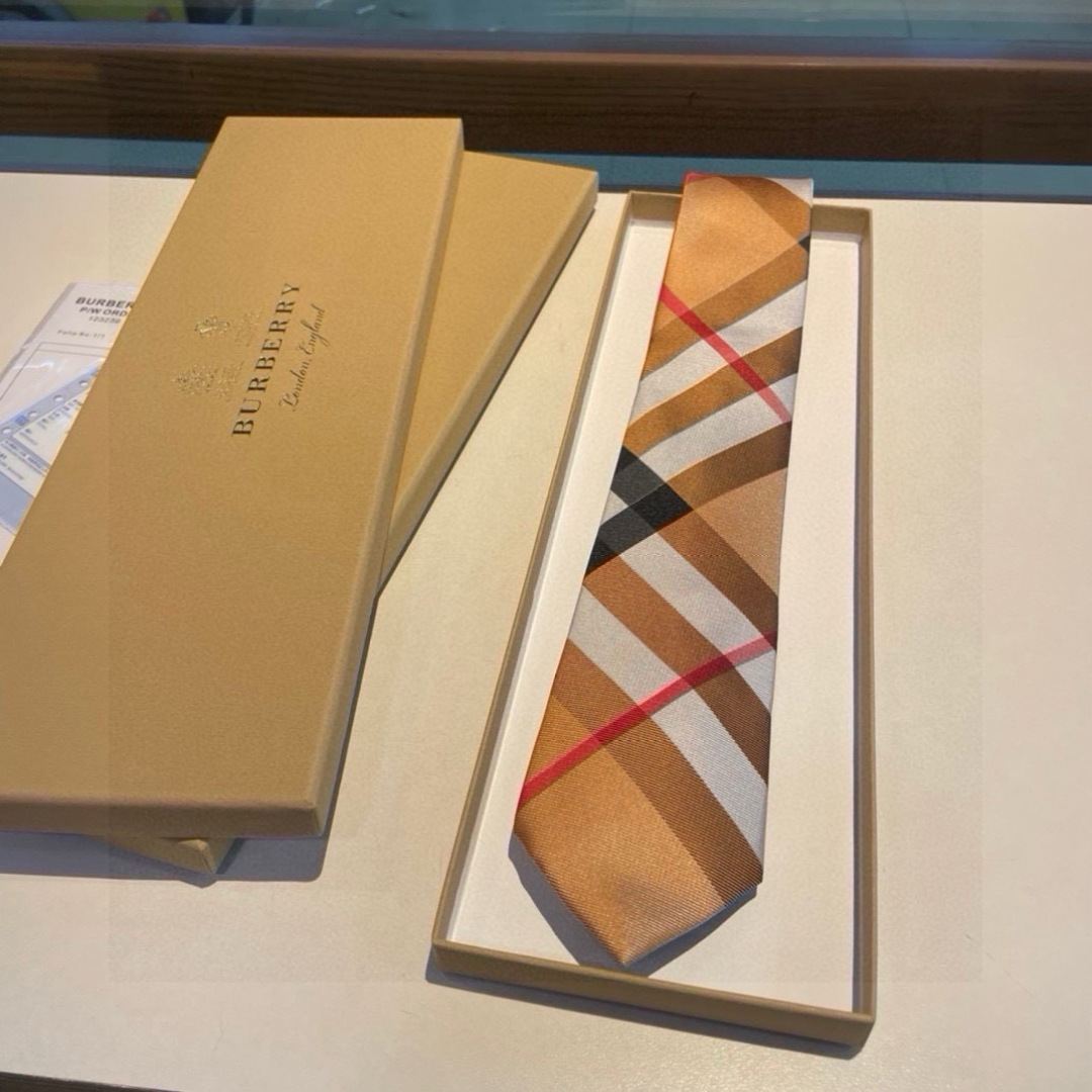 特价 B家专柜同步领带出货啦‼️‼️ 巴宝莉男士【博柏利领带】👔👔，稀有😻😻展现精湛手工与时尚优雅的理想