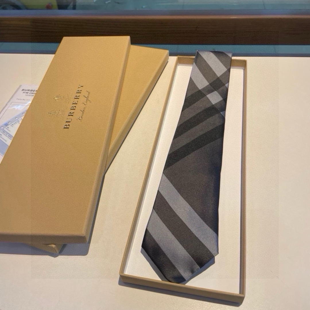 特价 B家专柜同步领带出货啦‼️‼️ 巴宝莉男士【博柏利领带】👔👔，稀有😻😻展现精湛手工与时尚优雅的理想